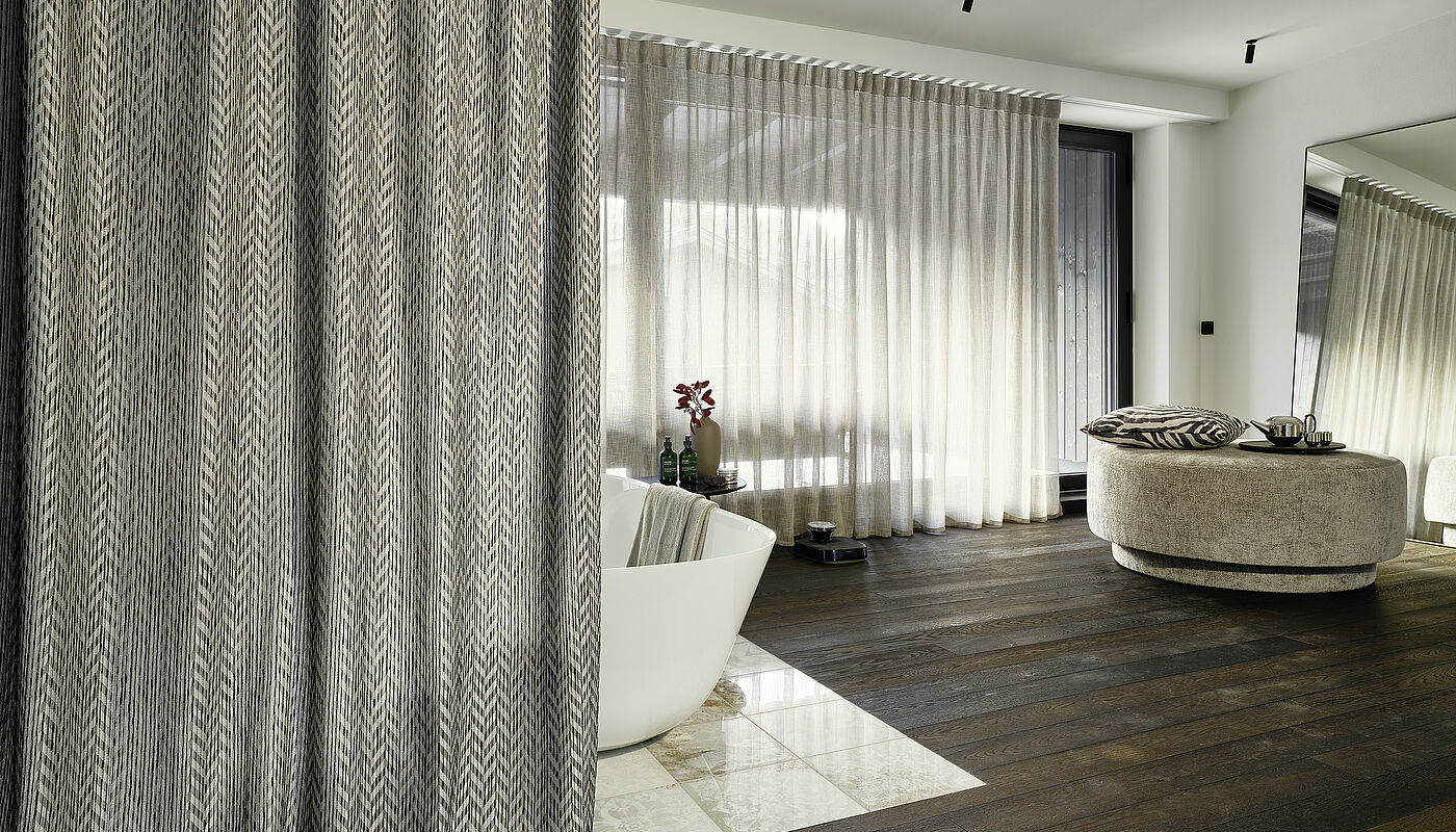 Badezimmer mit Gardinen als Sichtschutz